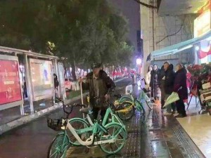 下雨天在车站遇到大叔，他为何会在那里？